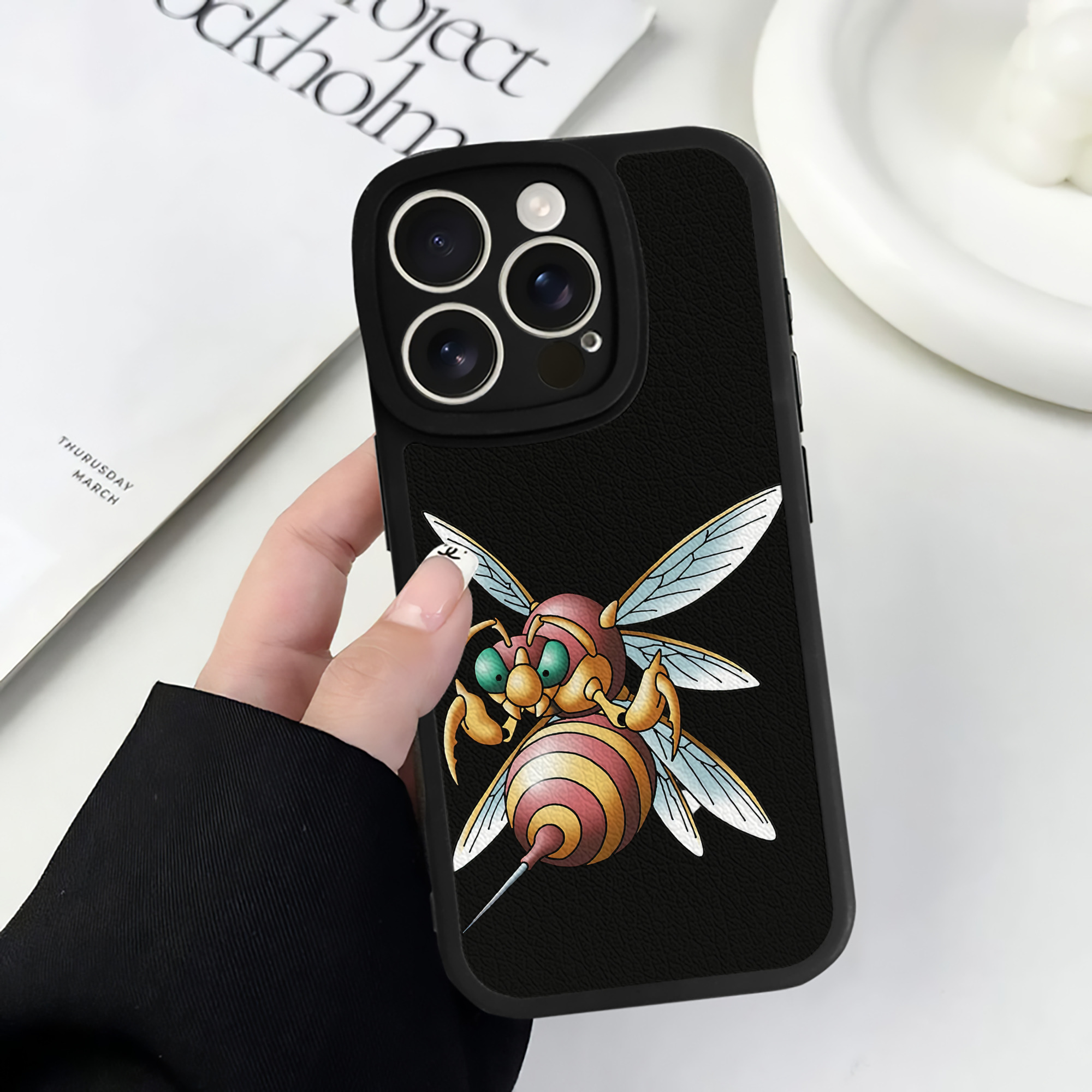 （画像用） ドラゴンクエスト Doragon Kuesuto Dragon Quest 【iPhone 16シリーズ対応】シリコンスマホケース（レザー調） 材質：シリコン